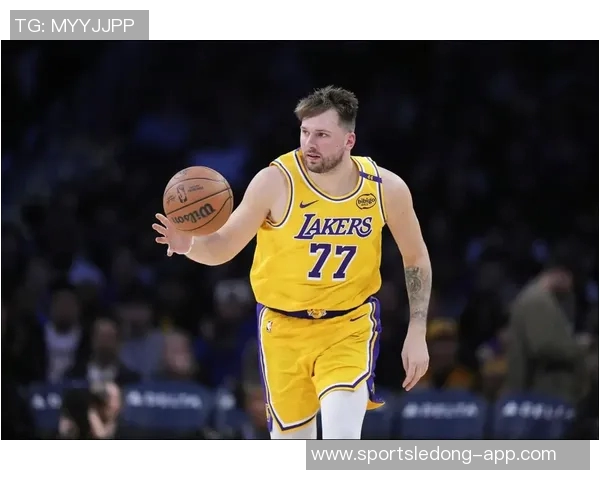 詹姆斯称赞东契奇为顶级四分卫自认外接手角色轻松自如