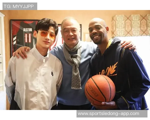 阿德巴约全副武装晒帅照球场缺席也能尽显风采